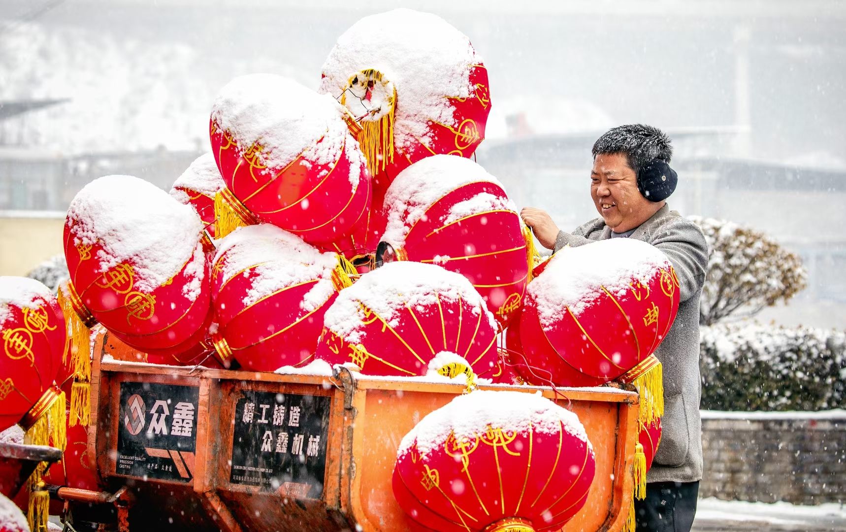 《雪花里的年味》-柳林农商银行李小军