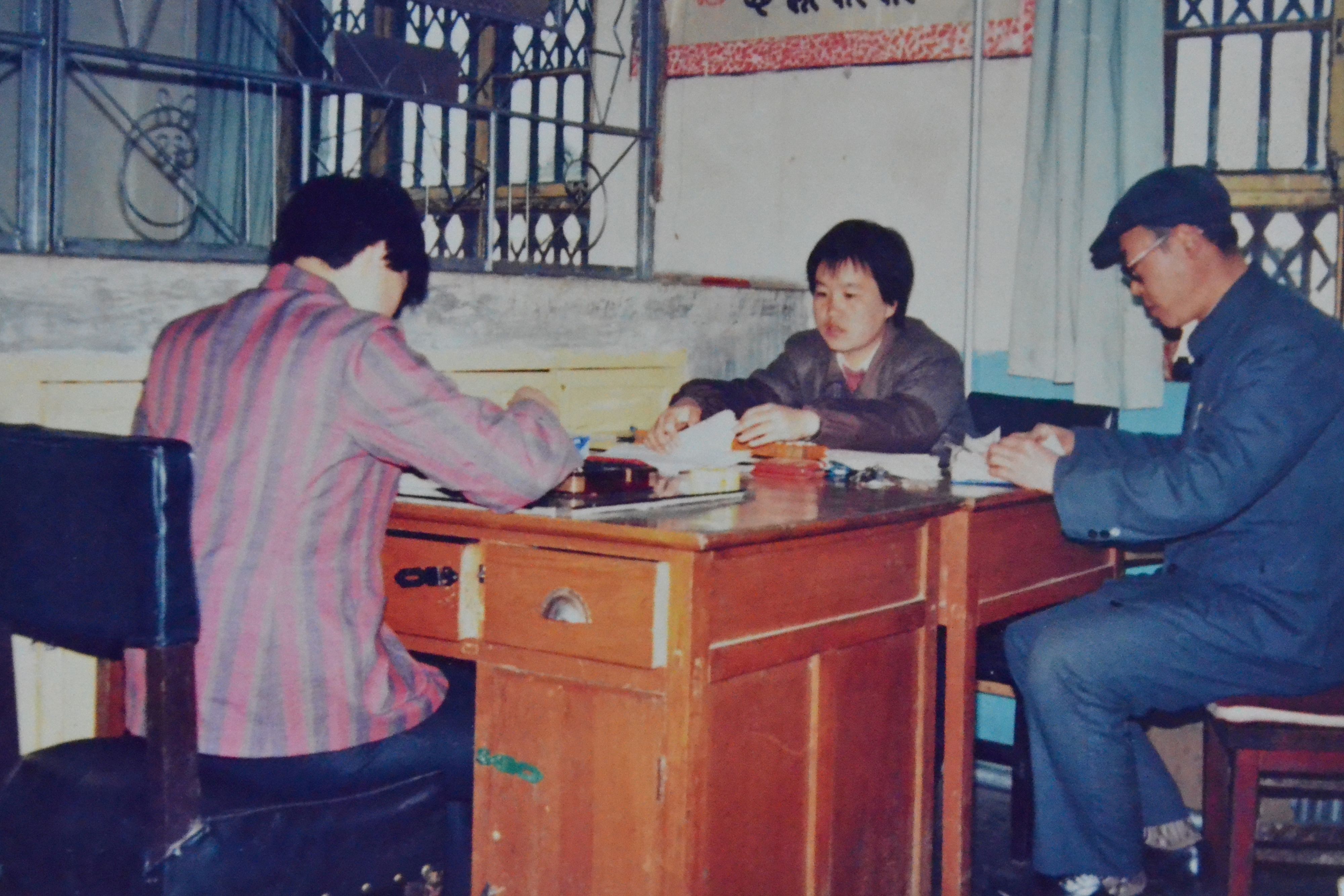 73.《变迁与坚守》长治审计中心张寅——2021年壶关农商银行工作人员在山后村委代收款项 (3)
