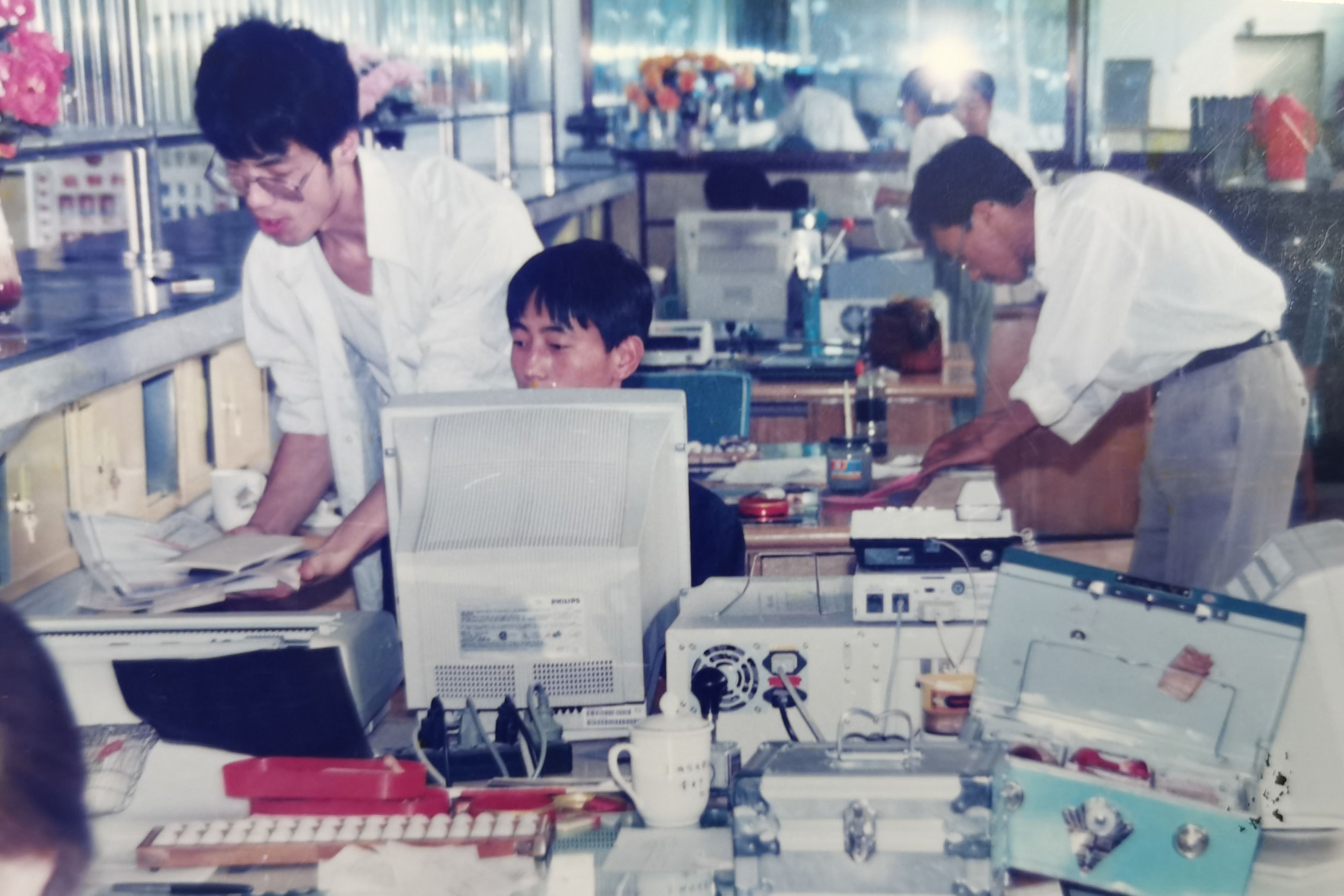 73.《变迁与坚守》长治审计中心张寅——2021年壶关农商银行工作人员在山后村委代收款项 (4)