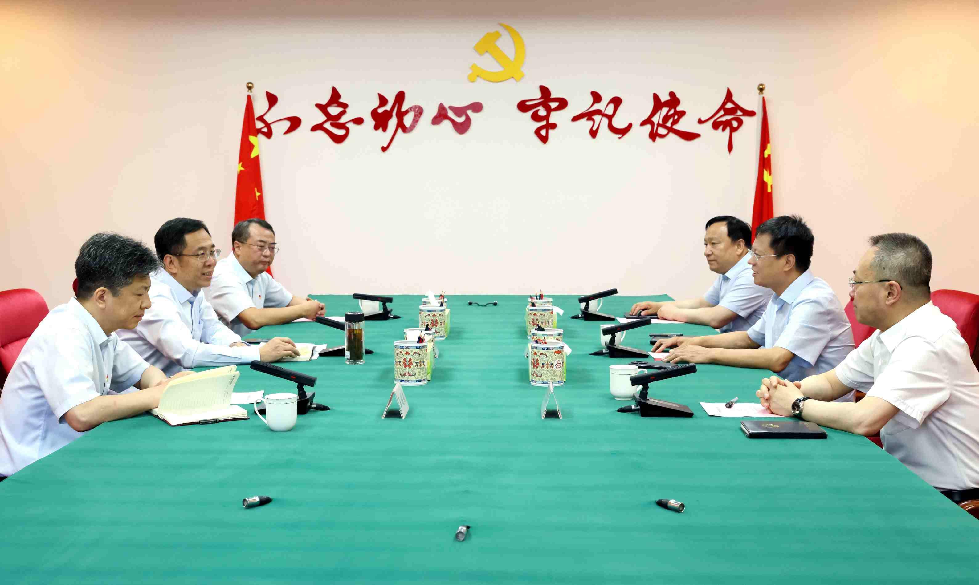 省农商行党委书记任凯与临汾市委副书记、市长王延峰一行举行会谈